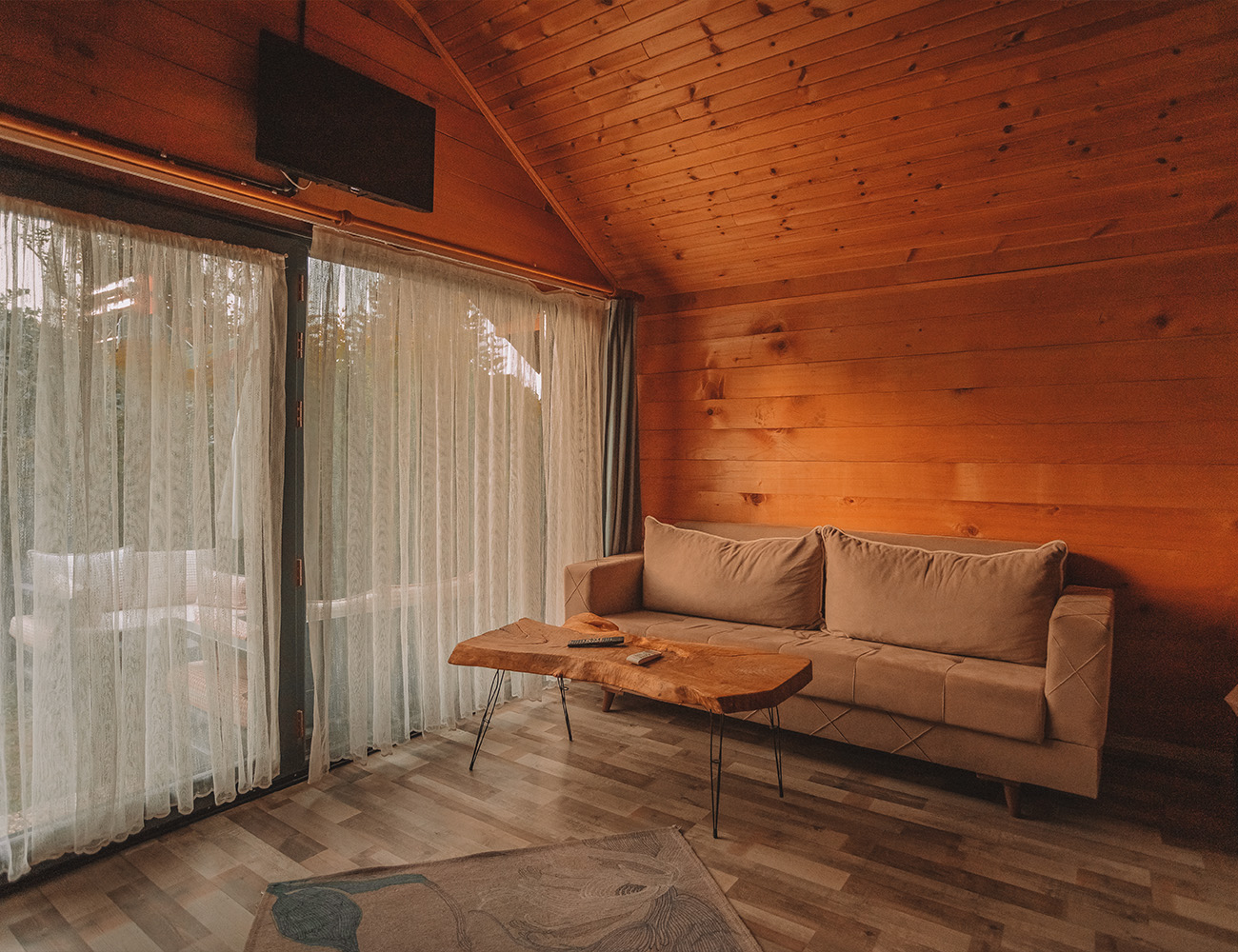 Adesa bungalow butik hotel olarak sizlere sapanca otelleri maşukiye otelleri ve kartepe otelleri içerisinde ayrıcalıklı konaklama hissi oluşturacak ağaç evl